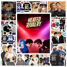 60张HBOMax热门电视剧《巅峰对决》激烈竞争主题贴纸，包含Shane Hollander和Ilya Rozanov的同人作品，适合BL剧粉丝，可用于水杯、滑板等，防水，也可作为涂鸦贴纸，适用于吉他、笔记本、行李箱等DIY装饰。作为《巅峰对决》的粉丝礼物，也是一份特别的礼物。 - 彩色 - 查看 9