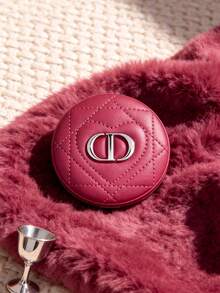 Dior Nuevo Espejo Compacto de Doble Cara de Moda SS26, de Cuero, Color Rosa Intenso, Espejo de Viaje, Espejo de Vanidad Portátil, Espejo Cosmético Plegable, Patrón de Corazón a Cuadros - Rosa Fucsia - Ver 5