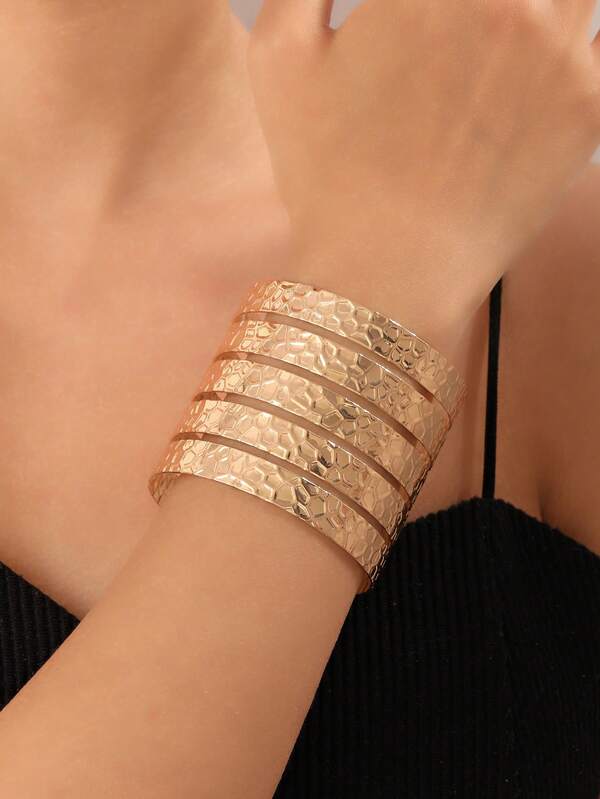 1 pieza Brazalete de estilo europeo y americano de metal hueco con apilamiento geométrico y forma ondulada abierta