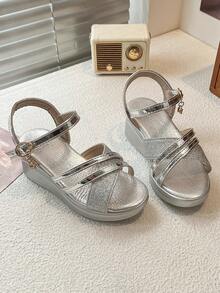 Giày sandal đế xuồng quai chéo màu bạc ánh kim mới mùa hè dành cho bé gái, khóa cài bóng bẩy, đế mềm chống trượt, thoải mái, nhẹ, dễ mang vào/tháo ra, phù hợp cho trong nhà/ngoài trời, hàng ngày, đi học, đi biển, dự tiệc. - Bạc - Xem 6