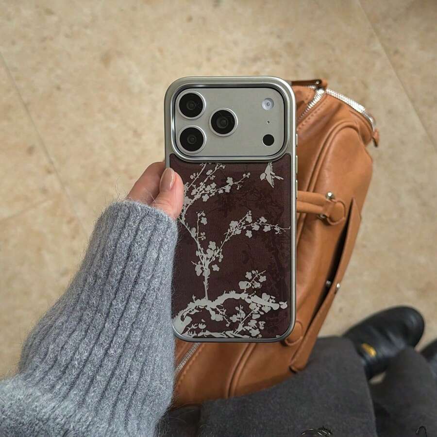 Ốp điện thoại bằng nhựa mạ bạc cổ điển, họa tiết hoa nhỏ màu trắng, cành cây và chim én, phù hợp với 17 Pro Max, 16 Pro Max, 15 Pro, 14, 13, dễ thương và thời trang dành cho nữ, mùa thu/đông.