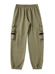 Pantalones cortos utilitarios para hombres con bolsillos grandes, tela texturizada, joggers casuales a la altura del tobillo - Verde militar - Ver 2