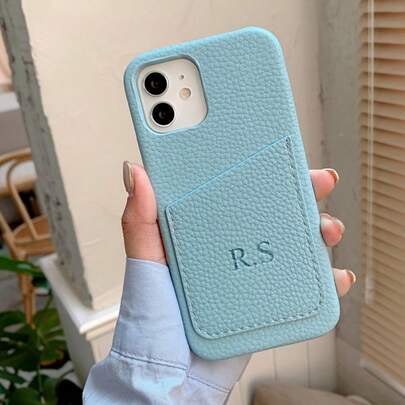 Personalized Embossed Letter Card Slot Litchi Pattern Faux Leather Phone Case Compatible With Apple 17 16 15 14 13 12 11 Pro Max Plus, Protective Back Cover, Stylish Phone Accessory, Customizable Name, Minimalist Anti-Fingerprint Couple Phone Case, Gift For Valentine's Day, Birthday, Holiday