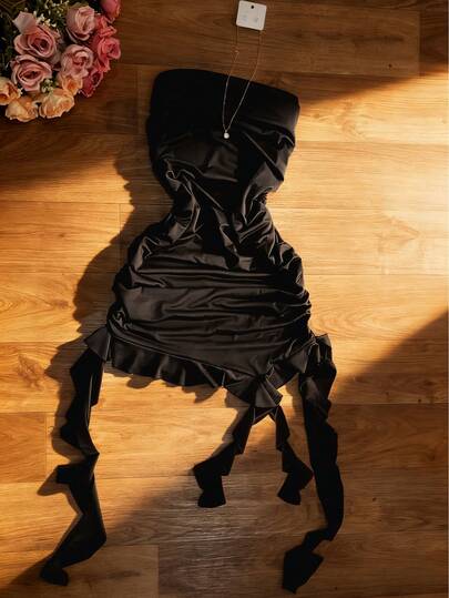 Vestido negro ajustado y elegante sin tirantes, diseñado para mujeres de moda, con un bajo asimétrico y un fajín fluido - perfecto para fiestas, vacaciones en la playa, festivales de música, salidas casuales y talla grande, vestido de verano negro