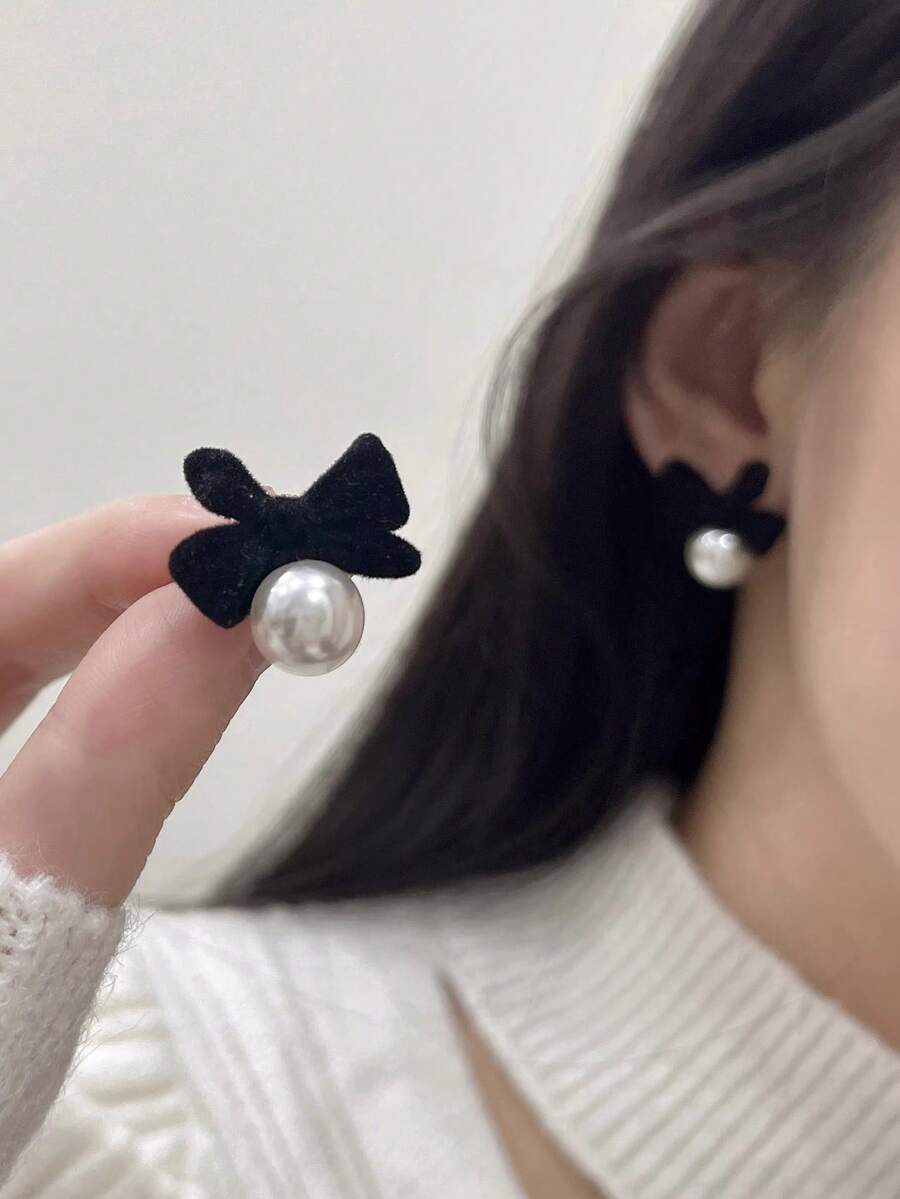 一对优雅黑色天鹅绒蝴蝶结珍珠耳环，适合女性日常、节日和派对佩戴。 - 黑色 - 查看 1