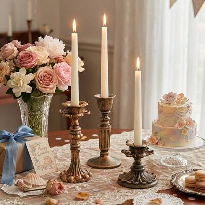 Bộ 1 Chân Nến đơn bằng nhựa giả cổ, kiểu dáng Châu Âu cổ điển, thích hợp để trưng bày trên bàn cà phê phòng khách, trang trí bàn ăn hàng ngày, làm điểm nhấn cho bàn console lối vào, trang trí bàn trang điểm phòng ngủ, tạo không gian ấm cúng cho bàn học, trang trí kệ sách, trang trí bệ lò sưởi, trang trí cửa sổ lồi, bàn thư giãn ban công, trang trí quầy bar tại nhà.
