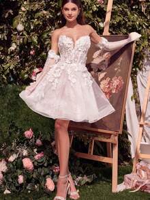Short Tulle Wedding Dress For Women - Strapless 3D Floral Applique Bridal Dress 2026 Featuring Elegant Strapless Neckline With Structured Bodice Adorned With Dimensional 3D Floral Applique, Lightweight Layered Tulle Skirt Creating Airy Volume And Soft Movement, Above Knee Chic Design Highlighting Leg Line And Youthful Fresh Bridal Energy; Perfect For Outdoor Wedding Reception, Bridal Party, After Party Celebration, Engagement Photos, Bridal Shower, Or Civil Ceremony, Modern Short Bridal Dress Combining Playful Silhouette With Detailed Craftsmanship For Fashion Conscious Bride - trắng - Xem 2