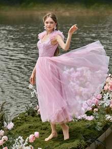 Faeriesty Elegante vestido sin mangas de color rosa para dama con adornos de diamantes en el escote y diseño de longitud media. Presenta un diseño de hombro con peplum 3D. Este vestido es perfecto para bodas de primavera, fiestas de jardín, celebraciones al aire libre en el bosque, cenas románticas o sesiones de fotografía formal. - Rosa - Ver 7