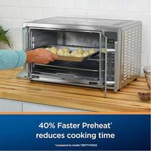 Horno Oster con freidora de aire ofrece 10 funciones,  tostador de encimera lo suficientemente grande para 2 pizzas puertas francesas de acero inoxidable, tamaño XL,  potencia de 1700 watts - Tipo de Enchufe A USA (110-127V) - Ver 4