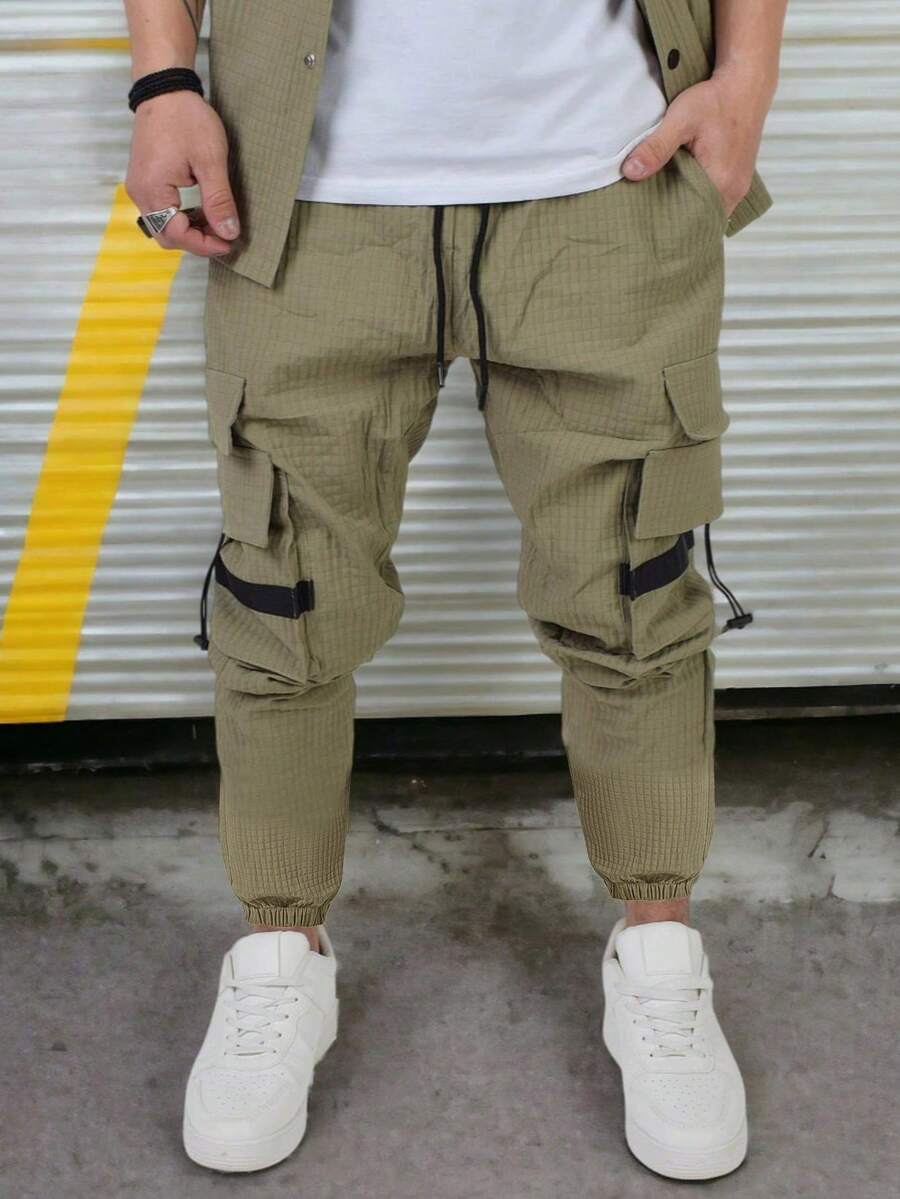 Pantalones cortos utilitarios para hombres con bolsillos grandes, tela texturizada, joggers casuales a la altura del tobillo - Verde militar - Ver 1