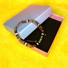 这款男女皆宜的可调节能量手链采用天然虎眼石、绿松石和白纹石珠手工制作而成。这些具有疗愈功效的水晶珠子能够舒展心灵，是馈赠佳品。 - 虎眼+白松 - 查看 4