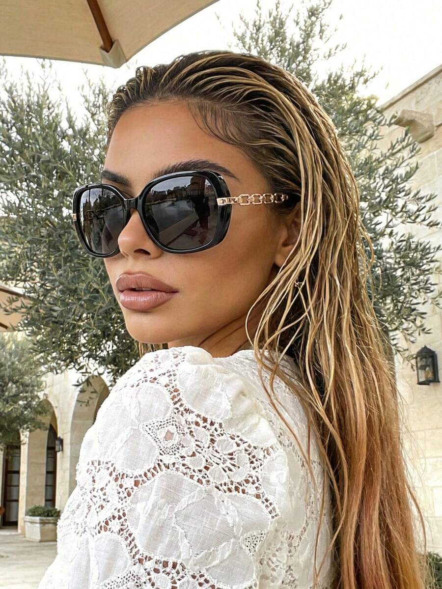 Gafas de sol de mujer con marco cuadrado grande y elegante, con templos de cadena hueca de metal, adecuadas para rostros grandes, gafas de moda para vacaciones de verano, conducir, necesidades diarias, gafas de sol retro - Negro - Ver 1