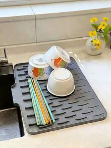 1 片硅胶厨房台面沥水垫，耐热防滑，可折叠卷起，快速沥水，适用于厨房、浴室或房车台面/水槽，易于清洁 - 完美礼物之选 - 彩色 - 查看 13
