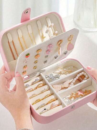 1个便携式首饰盒，首饰收纳盒，化妆盒，礼品盒，多层分隔收纳盒，旅行首饰盒，内置项链挂钩和戒指槽，粉色绒布内衬，防刮设计，奢华简约风格，推荐女性使用，防尘抗氧化，方形首饰盒，带耳环隔层和手镯收纳层，透明翻盖设计，大容量便携，梳妆台收纳盒，房间装饰