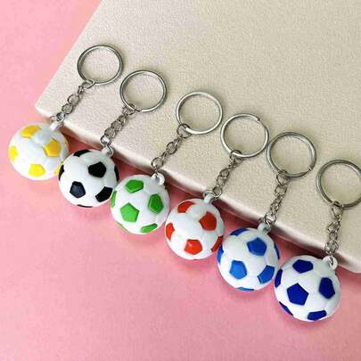 1件装2026新款热门足球比赛足球鞋钥匙扣挂件，时尚运动主题纪念挂件。做工精良，采用黑色、红色、蓝色、绿色、黄色、紫色等多种纯色足球鞋和运动鞋设计，风格多样，个性鲜明。
