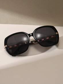Gafas de sol de mujer con marco cuadrado grande y elegante, con templos de cadena hueca de metal, adecuadas para rostros grandes, gafas de moda para vacaciones de verano, conducir, necesidades diarias, gafas de sol retro - Negro - Ver 3