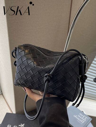 “水钻迷宫”棕色编织手提包 | 解锁复古现代美学——皮革绳流苏金属铆钉，一套完整的配件诠释了慵懒与精致的平衡哲学。皮革绳肩带系统：多根同色皮革绳自然垂挂于包口。