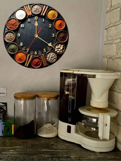 1个10/12英寸静音圆形时钟，周围环绕着各种香料和调味料——木质外壳，石英机芯，多种颜色搭配金色点缀，电池供电（不含AA电池），适用于卧室、厨房、书房等场所。