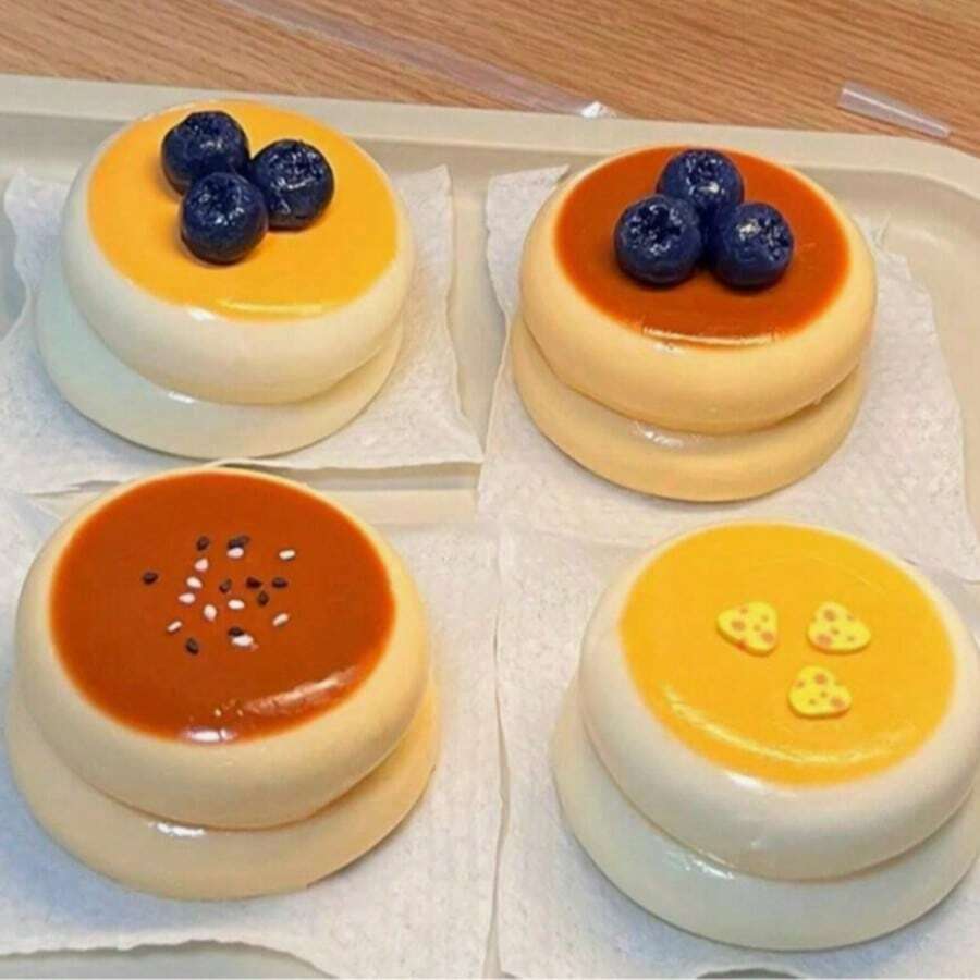 1个草莓蓝莓软奶油蛋糕造型挤压玩具，减压小玩意，节日、生日、圣诞节和派对的完美礼物 - 彩色 - 查看 1