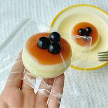 1个草莓蓝莓软奶油蛋糕造型挤压玩具，减压小玩意，节日、生日、圣诞节和派对的完美礼物 - 彩色 - 查看 4