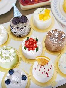 100个圆形慕斯甜点金色纸托盘，防油耐用蛋糕纸托盘，带易握把手，烘焙甜点纸板设计，适用于纸杯蛋糕、婚礼生日派对甜点展示 - 烘焙甜点托盘蛋糕板豪华优雅蛋糕托盘果冻托盘 - 查看 5