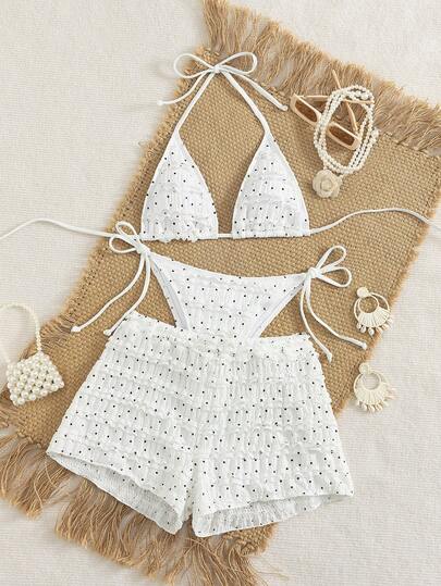 Conjunto de bikini bohemio con espalda descubierta y abertura alta, combinado con shorts con volantes en el bajo, perfecto para outfits de verano en la playa y la piscina
