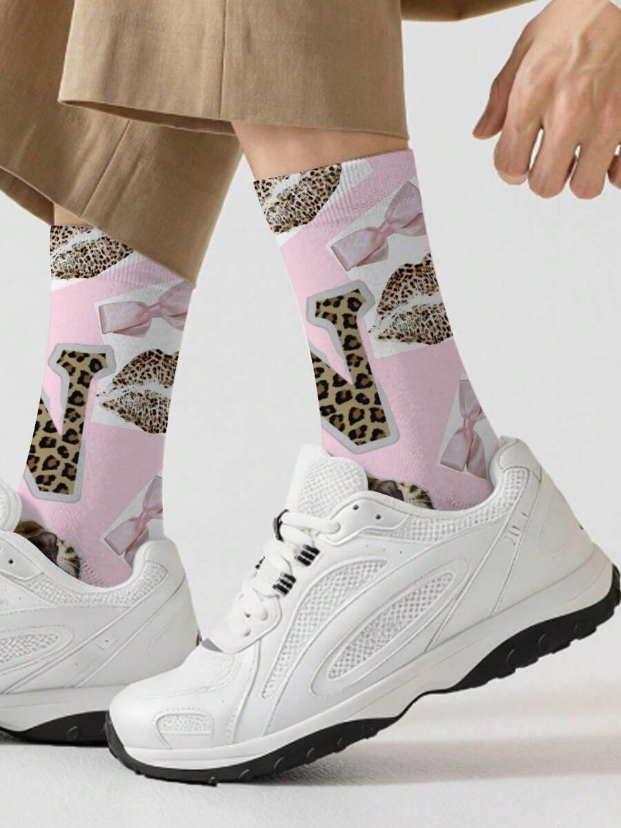 1双360度复活节男士袜子——趣味十足的满版印花，饰有粉色蝴蝶结、豹纹和豹纹嘴唇图案，柔软舒适，弹性极佳。这款时尚休闲的街头嘻哈风360度袜子，可作为压缩袜、情人节袜或宽松的孕妇袜穿着。 - 彩色 - 查看 1