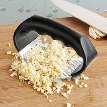 1pc Manual Garlic Press, An Easy-To-Clean Kitchen Gadget, Can Quickly And Effectively Crush Garlic. It Is A Kitchen Essential, Hygienic, And - Black - View 4