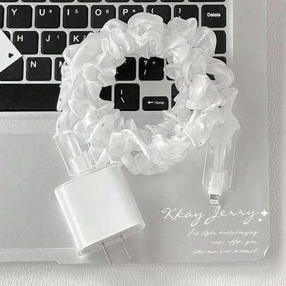 极简白色皱纹丝绸纹理花卉系列简约透明充电器保护套装，兼容苹果17/17 Pro/17 Pro Max/17 Air/16/15/14/13/12/11充电器。套装包含数据线保护带和充电头保护套，防止数据线开裂和沾染灰尘。女士生日庆祝礼物。