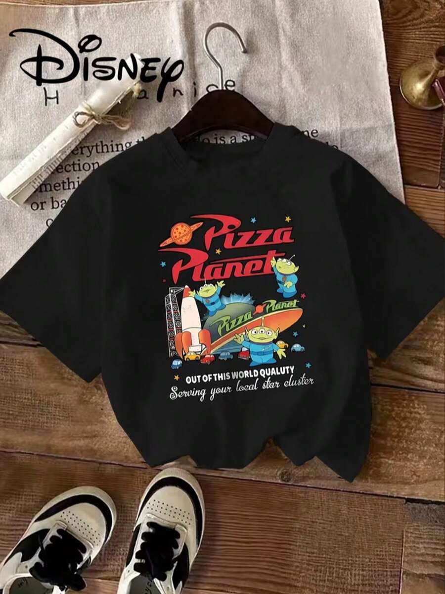 Authentic Disney Toy Story Pizza Planet Logo And Multiple Green Alien Characters, Paired With Space-Themed Patterns Such As Rockets, Stars, And Cars. The Overall Design Is A Colorful Cartoon Style. This Is A New Summer Disney Short-Sleeved T-Shirt For Women, A Casual And Fashionable Printed T-Shirt. - 黑色 - 查看 1