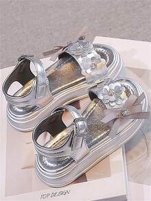 1 đôi dép xăng đan trẻ em màu bạc, thiết kế dễ thương và thời trang, đế có đệm massage, mềm mại, chống trơn trượt, thích hợp cho trẻ tập đi, phù hợp cho mùa xuân, hè, thu và đông. - Bạc - Xem 5