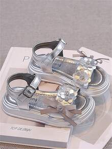 1 đôi dép xăng đan trẻ em màu bạc, thiết kế dễ thương và thời trang, đế có đệm massage, mềm mại, chống trơn trượt, thích hợp cho trẻ tập đi, phù hợp cho mùa xuân, hè, thu và đông. - Bạc - Xem 2