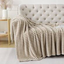 The Blanket Is Plush And Thick. It Is Suitable For Use On Beds, Sofas, During Travels And In Offices. It's A Soft Air-Conditioning Shawl Blanket That Can Keep People Warm And Comfortable And Keep You Warm As Well. It's A Gift Suitable For All Seasons - 棕色 - 查看 3