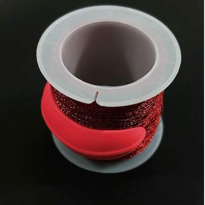 Bộ 4 cuộn chỉ may và thêu ngẫu nhiên màu sắc, chất liệu silicon giúp tránh bị tuột chỉ.