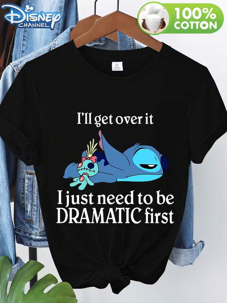 Disney-Licensed Lilo & Stitch Reclining Cuddly Doll, Featuring A Dramatic Text Print, This Women's Crew Neck T-Shirt Is Perfect For Spring, Summer, And Autumn, Suitable For Wearing Alone Or As A Layering Piece. A New, Versatile, Casual, Soft, And Comfortable Style. - 黑色 - 查看 1