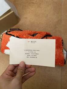 耐克（NIKE）会员专属生日礼物拼布鞋盒地毯 OG053，会员节限量版礼物鞋盒地毯，生日快乐粉丝推荐生日礼物，经典橙色鞋盒装饰软钩地毯 OG053 - 亮橙色 - 查看 3