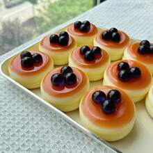 1个草莓蓝莓软奶油蛋糕造型挤压玩具，减压小玩意，节日、生日、圣诞节和派对的完美礼物 - 彩色 - 查看 2