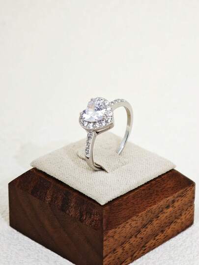 1枚微镶锆石心形戒指，适合婚礼佩戴