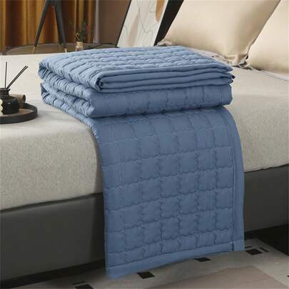 1件柔软舒适的纯色轻薄绗缝被，适用于单人/双人床，四季皆宜，简约纯色设计，可机洗，适用于卧室、客厅和办公室。