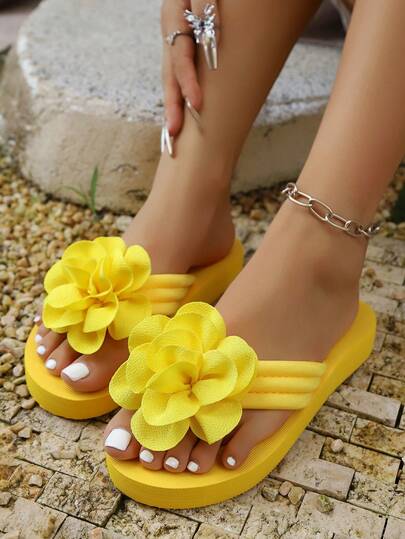 新款春夏时尚厚底沙滩拖鞋，花卉装饰人字拖女款