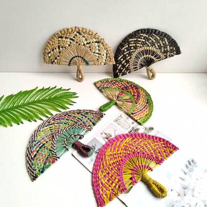 Kleurrijke handgeweven strowaaier met een diameter van 11,61 inch en een breedte van 8,66 inch, een decoratieve wandwaaier voor de zomer.