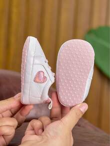 心形图案休闲软底婴儿鞋，适合春、夏、秋、冬四季室内外穿着，0-1岁幼儿适用 - 粉色 - 查看 7