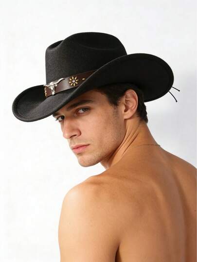 男女皆宜的经典西部牛仔帽，宽檐设计，配有棕色帽带和银色牛头装饰。适合日常佩戴，也适合户外聚会、派对、音乐节、婚礼季、返校季、情人节、骑行等场合。同时也是馈赠佳品。