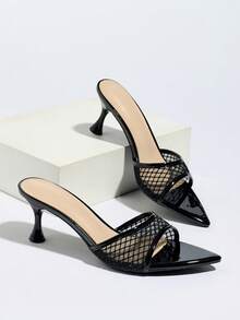 女士优雅凉鞋，菱形网面设计，独特穆勒鞋款式，性感收腰宽鞋面，尖头，优雅猫跟，酒杯跟，低跟鞋，春夏时尚，适合晚宴、T台走秀、休闲、户外、旅行、工作、通勤、拖鞋等场合，高端品质，镜面效果，亲肤透气，镂空网面，菱形纹理，优雅神秘，光泽亮丽，斋月高跟凉鞋 - 黑色 - 查看 9