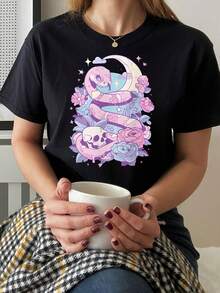 [Sporty T-Shirt][Snake Skull T-Shirt] Women's Creepy Cute Gothic Snake Skull T-Shirt - Soft Pastel Witchy Monogram Print With Stars & Moons, Short Sleeve Crew Neck Casual Top For Spring & Summer, Seasonal Wardrobe, Whimsical Design, Comfortable Fit, Statement Tee, Alternative StyleRelaxed Plus Size T-Shirt - màu đen - Xem 3