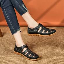 Sandalias planas de cuero caladas para mujer, zapatos casuales cómodos y transpirables de slip-on, versátiles para el verano, talla grande, unisex - Negro - Ver 6