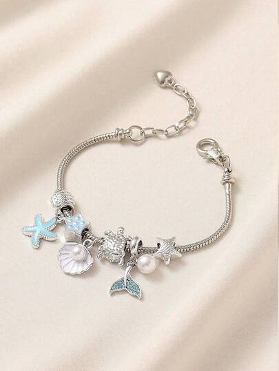 Esta pulsera hecha a mano de cuentas de moda y única está decorada con rhinestones, conchas, estrellas de mar, perlas falsas, estrellas, colas de ballena y colgantes de tortugas marinas, diseñada específicamente para niñas. Cuenta con una cadena de cobre ajustable y desmontable, lo que la hace perfecta para usar en la playa, de vacaciones, en fiestas, para ocasiones casuales y para uso diario. También es un gran regalo.