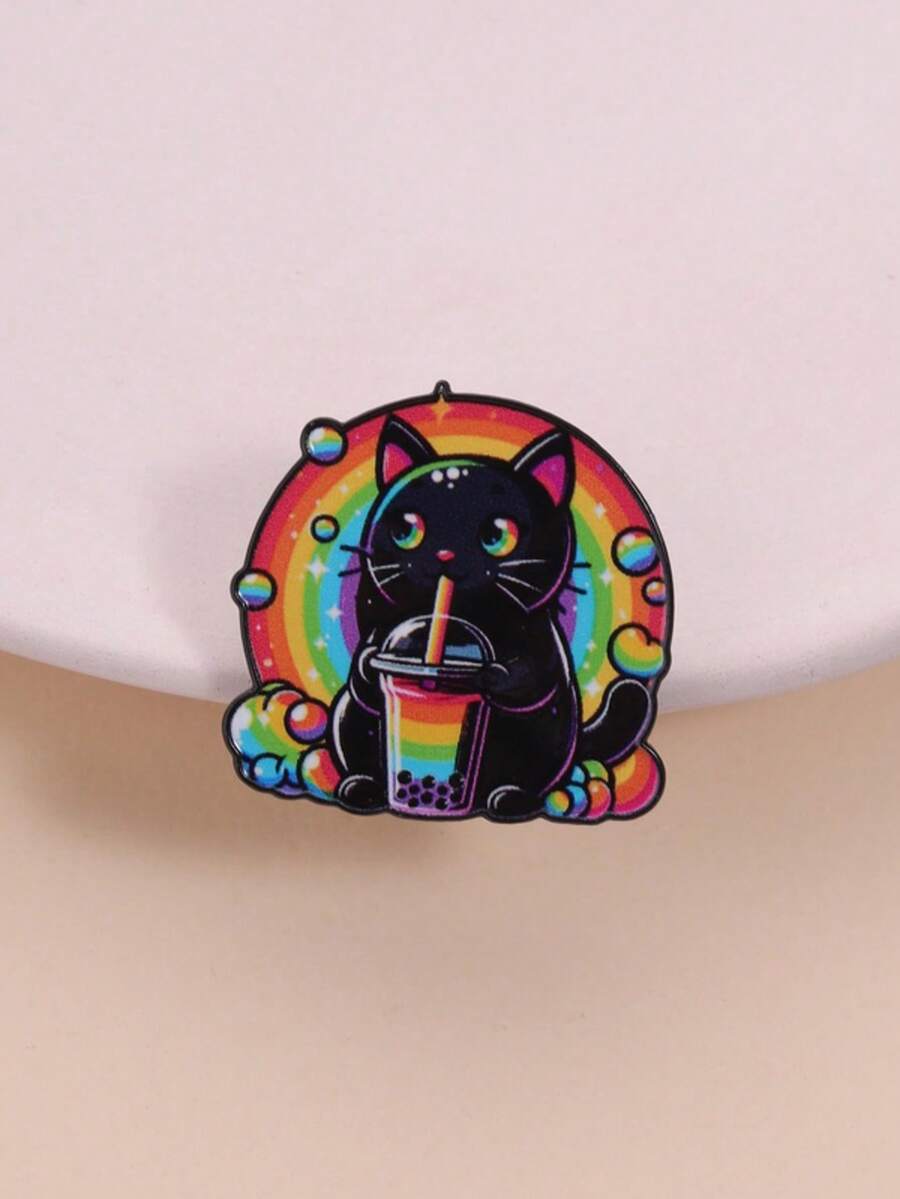 彩虹珍珠奶茶黑猫珐琅徽章，设计特色为彩虹渐变眼睛，黑猫手捧多层彩虹珍珠奶茶，周围环绕着彩色珍珠、爱心和彩虹光环，是猫咪爱好者、珍珠奶茶粉丝、彩虹美学爱好者和可爱徽章收藏家的完美配饰。