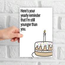 一张趣味“我还比你年轻”生日贺卡，附赠红色信封，印有生日蛋糕图案，是送给兄弟姐妹、朋友和家人的完美生日贺卡。 - 查看 6