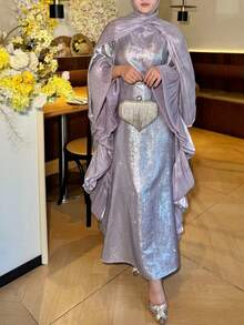 这款优雅的女士长款缎面连衣裙采用圆领和蝙蝠袖设计，并饰有闪亮的钻石链，是休闲和派对场合的理想之选。春季 - 紫色 - 查看 3